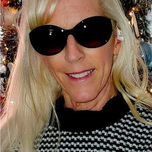 NEW DARK BROWN COACH SUNGLASSES with case